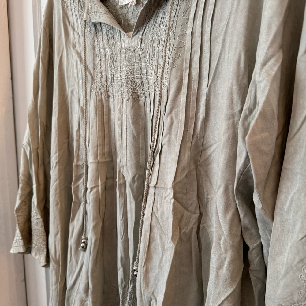 Solitaire Pintuck Embroidered Flowy Boho 3/4 Sleeve Top Size 2X NWT - Picture 3 of 15